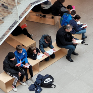 Une pause lecture dans le hall avant de se rendre en EPS